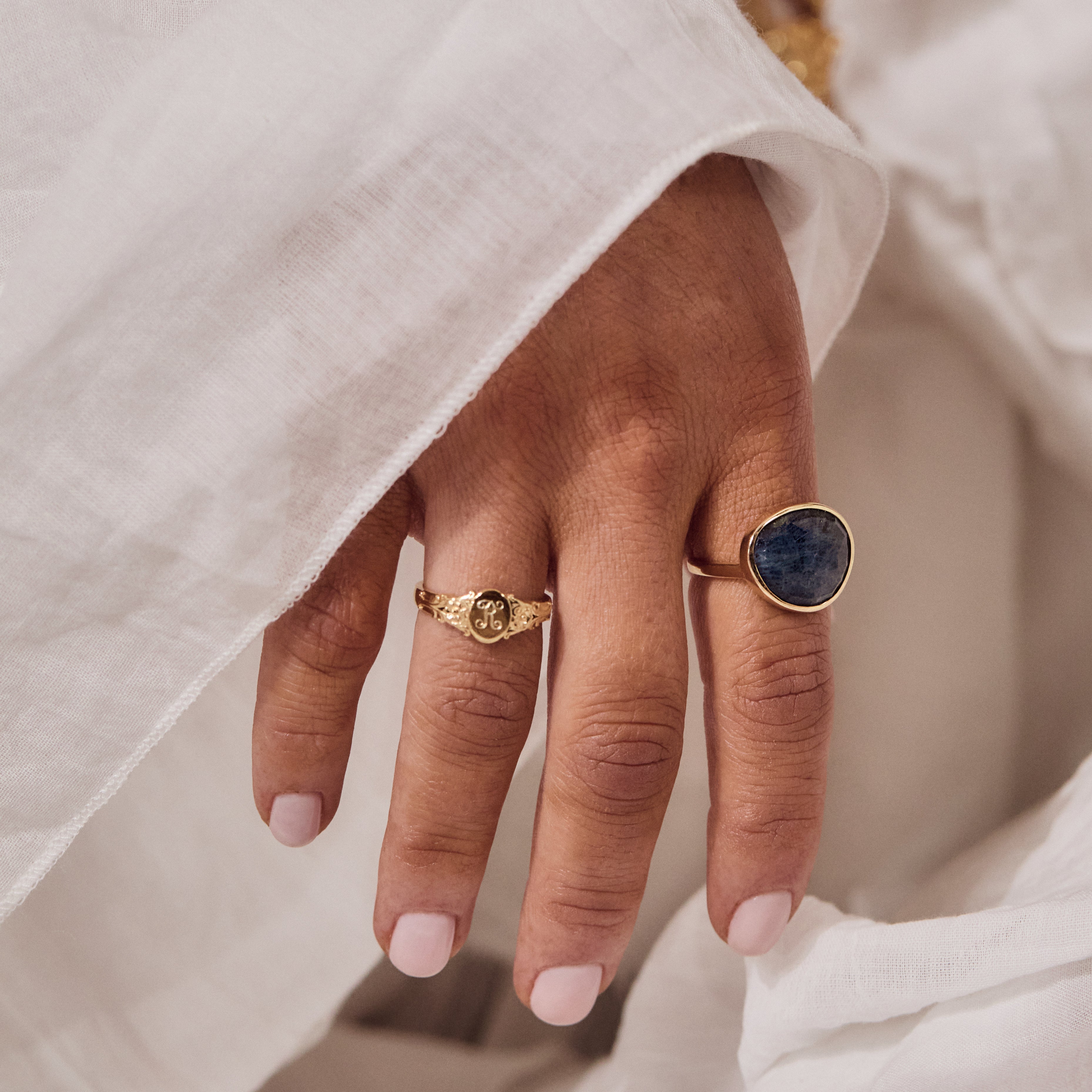 Louise Thompson Chapters Vintage Signet Ring Secondary image